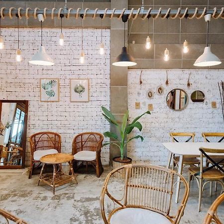 Готель Pine Cafe'&Bed Аюттхая Екстер'єр фото