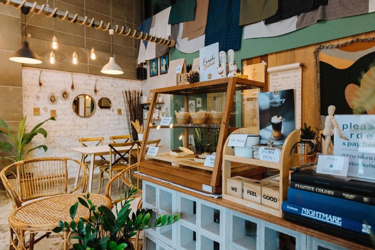 Готель Pine Cafe'&Bed Аюттхая Екстер'єр фото