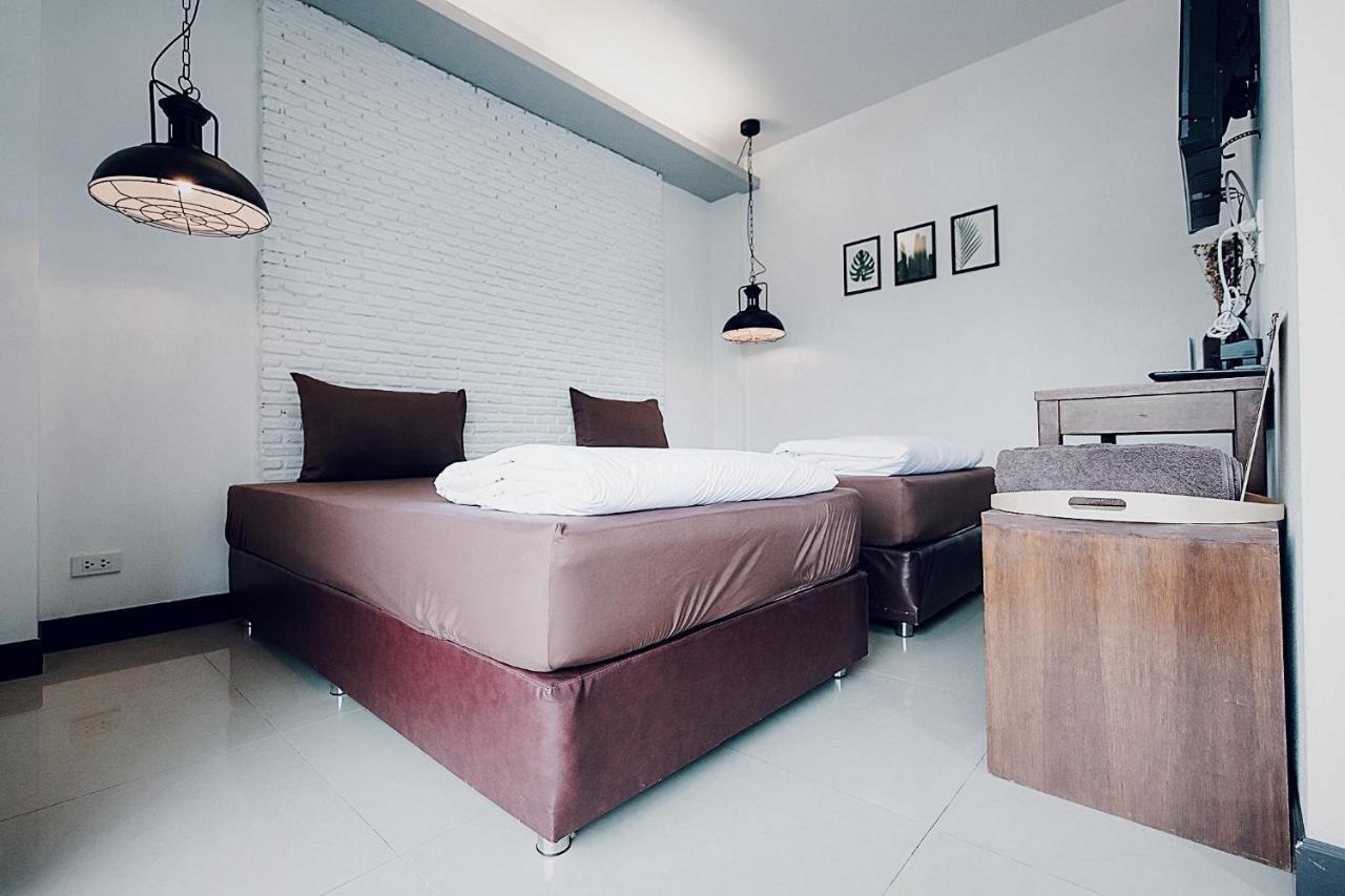 Готель Pine Cafe'&Bed Аюттхая Екстер'єр фото