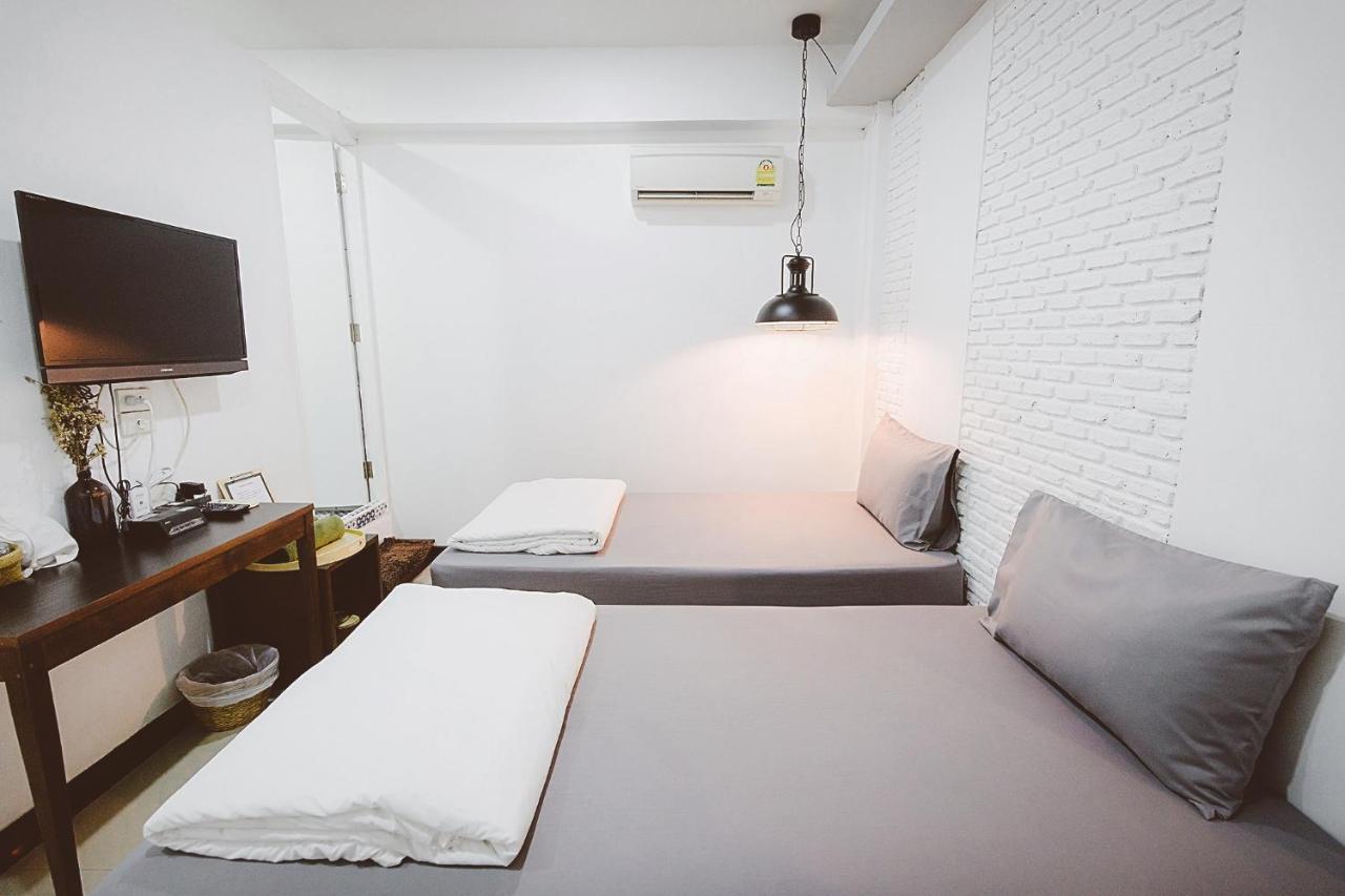 Готель Pine Cafe'&Bed Аюттхая Екстер'єр фото