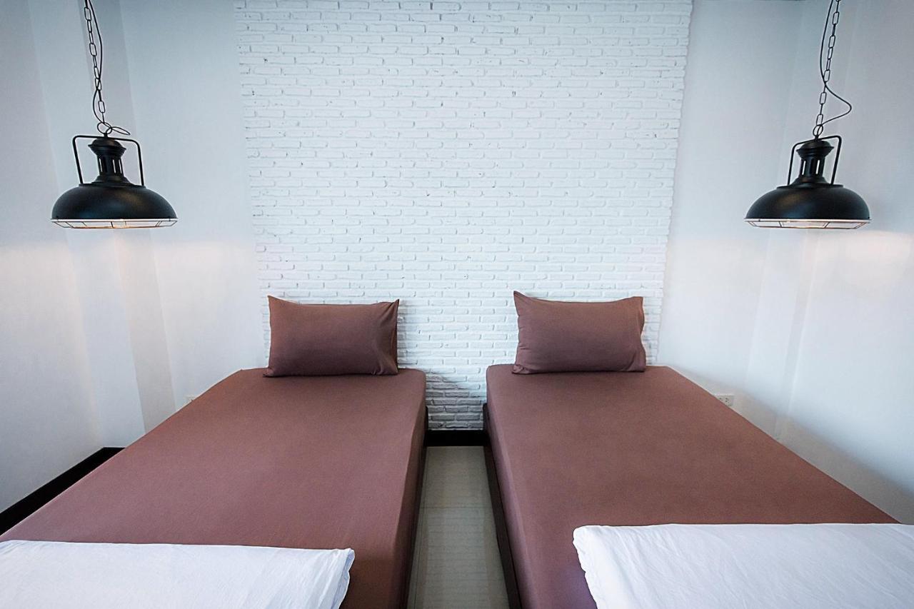 Готель Pine Cafe'&Bed Аюттхая Екстер'єр фото
