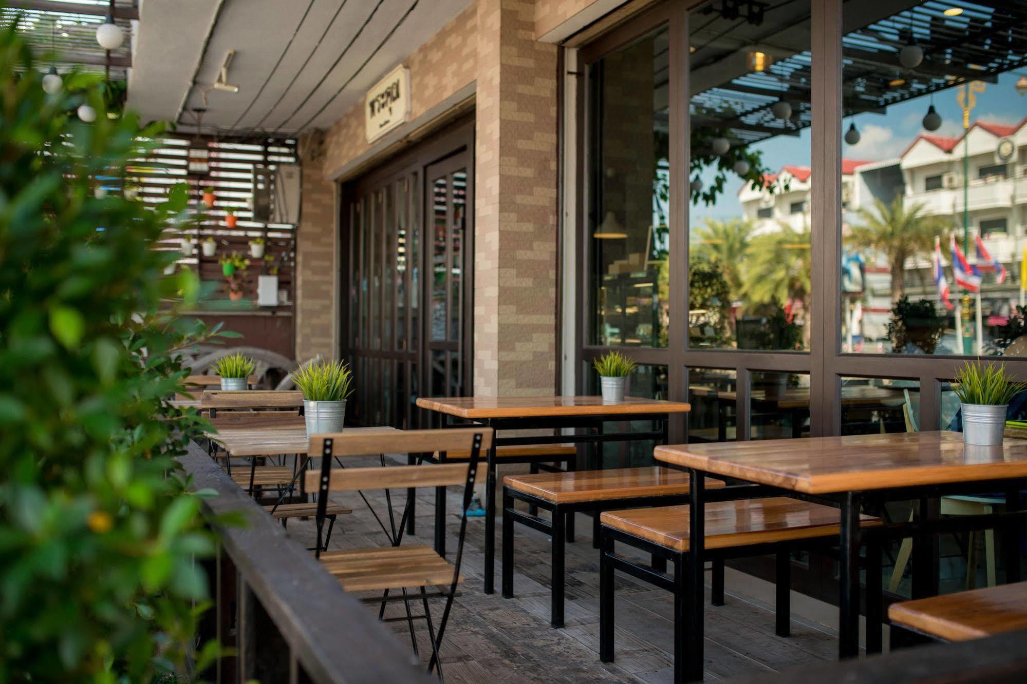Готель Pine Cafe'&Bed Аюттхая Екстер'єр фото